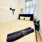 Elegant 5-Br Shared Home Ideal For Groups & Families